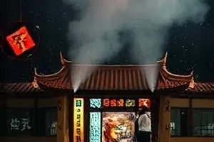 《北纬三十度》横版封面，山谷公路与指南针
