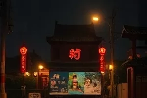 《小满未满》横版封面，家庭餐桌与半开的窗